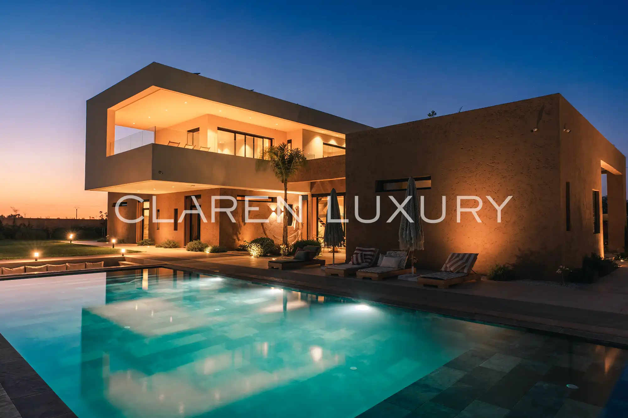 Villa de luxe à Marrakech : vue panoramique, piscine chauffée, salle de sport, terrain de foot & espace jeux pour enfants