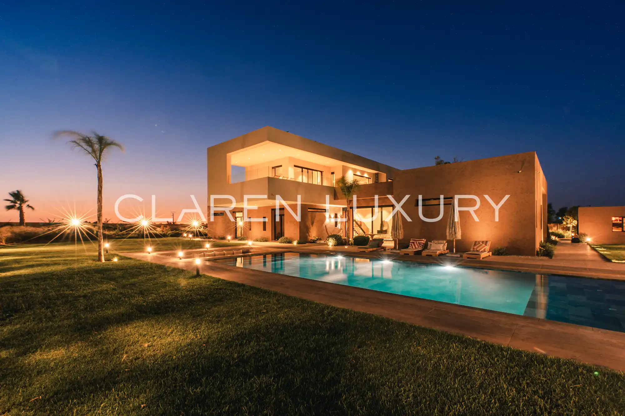 Villa de luxe à Marrakech : vue panoramique, piscine chauffée, salle de sport, terrain de foot & espace jeux pour enfants
