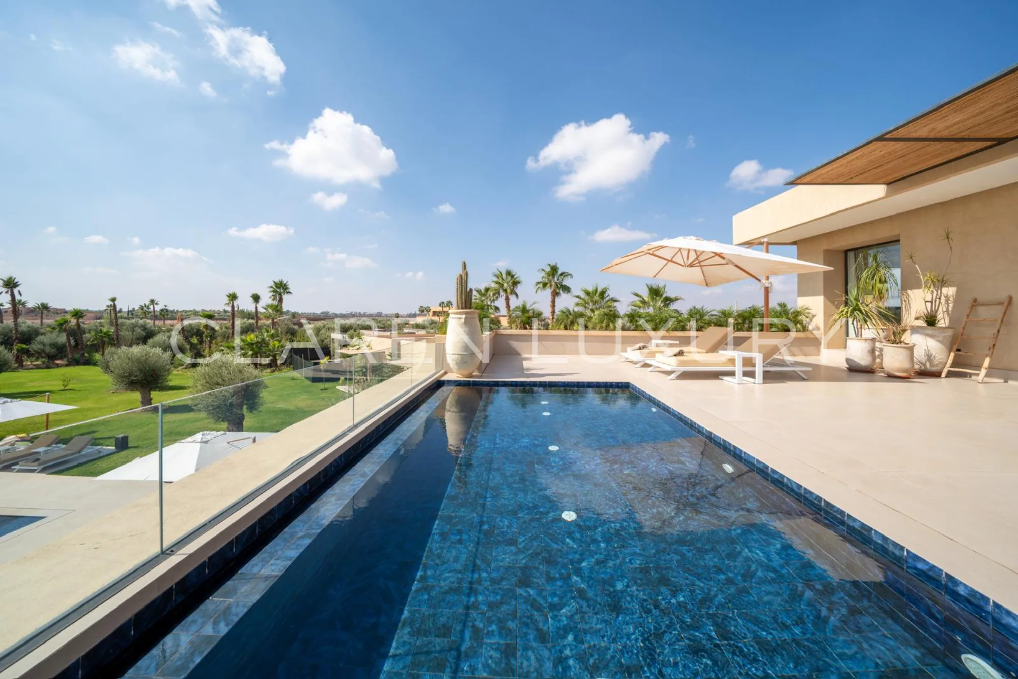 10 SUITES, 3 PISCINES chauffées, SPA ET espace de sport – LE LUXE INTÉGRAL À MARRAKECH