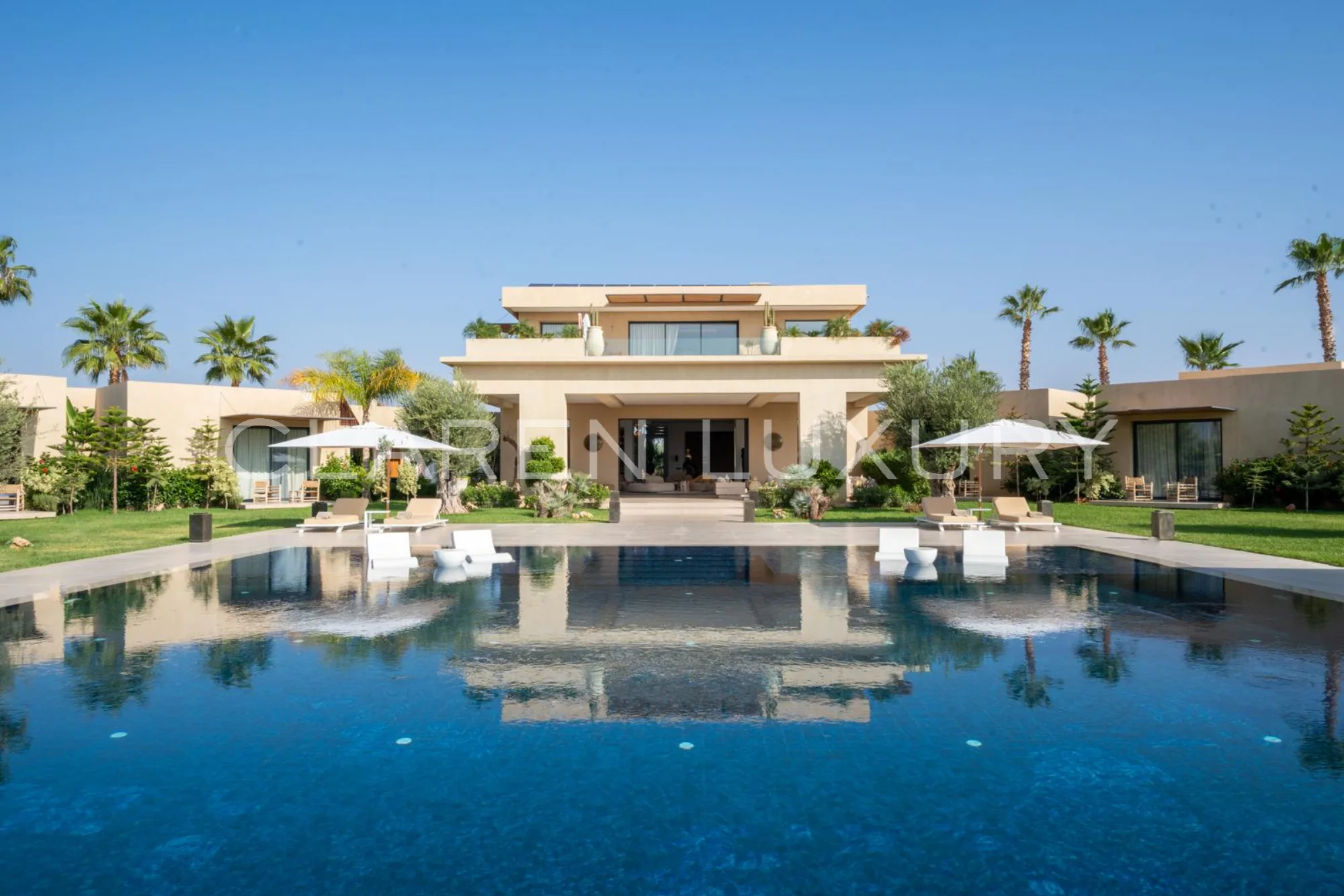 10 SUITES, 3 PISCINES chauffées, SPA ET espace de sport – LE LUXE INTÉGRAL À MARRAKECH