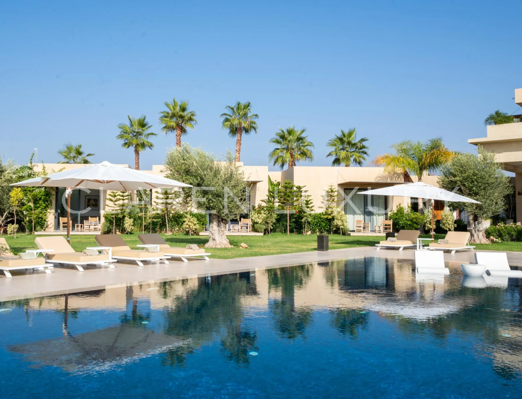 10 SUITES, 3 PISCINES chauffées, SPA ET espace de sport – LE LUXE INTÉGRAL À MARRAKECH