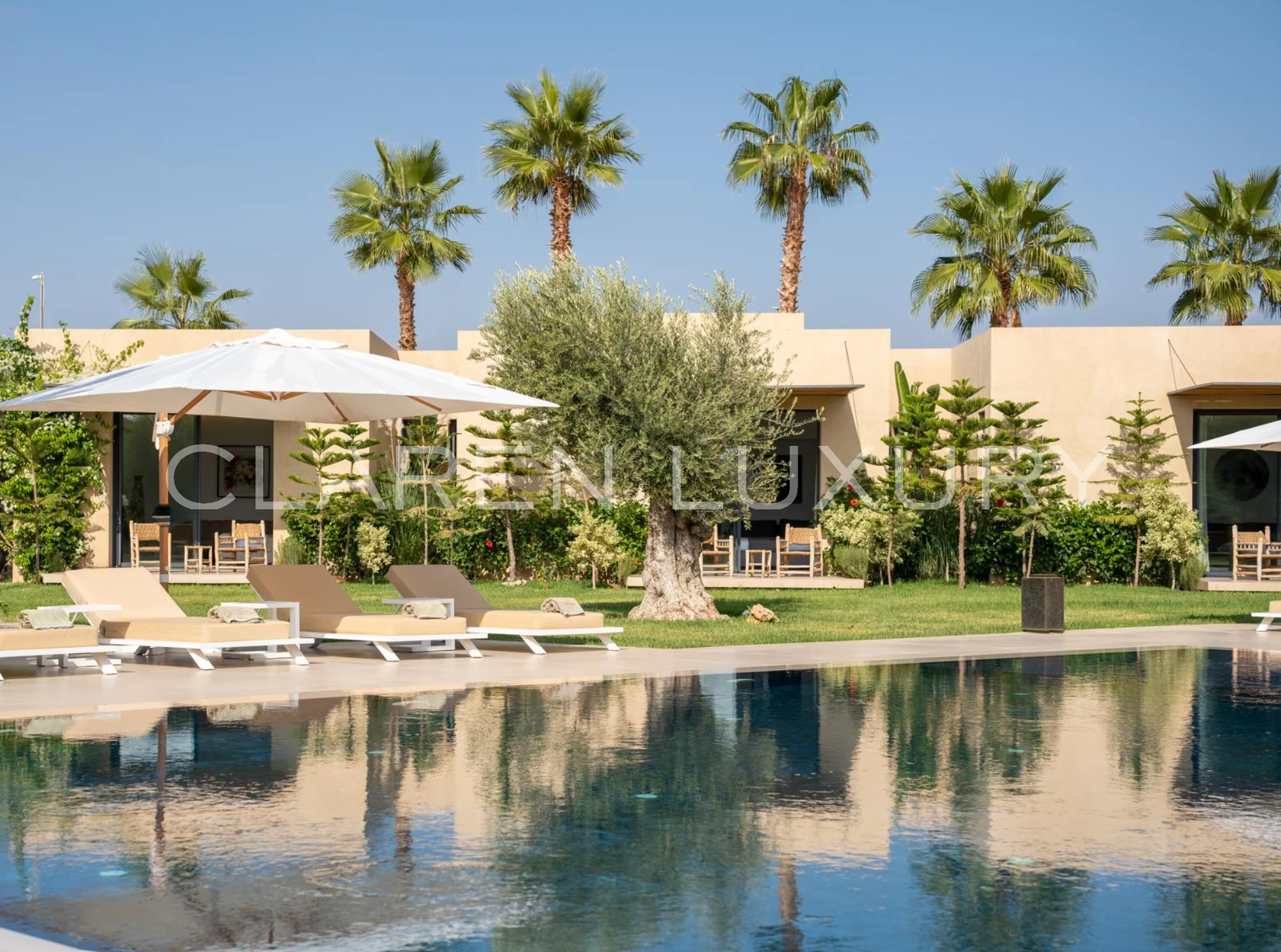 10 SUITES, 3 PISCINES chauffées, SPA ET espace de sport – LE LUXE INTÉGRAL À MARRAKECH