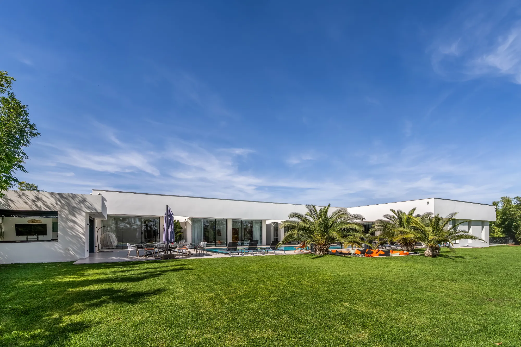 Villa de luxe d’architecte en vente à Marrakech, avec piscine et jardin privé sans vis-à-vis, ultra connectée, dotée d’infrastructures performantes de traitement de l’eau et de l’électricité.